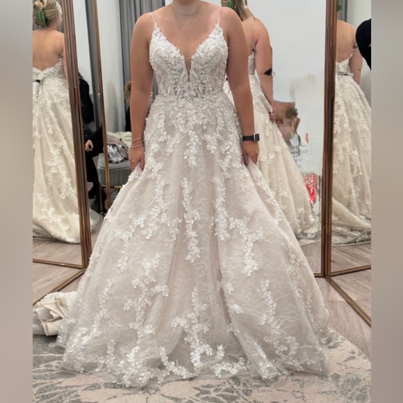 Elegant Lace Wedding Gown